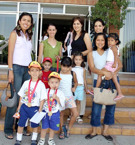 María Elena López Blanco, Rocío Herrera, Gabriela Quezada de Dïaz, Benjamín y Nicolás Díaz, Bárbara Madero de Garza, Jorge y Emilia Garza.