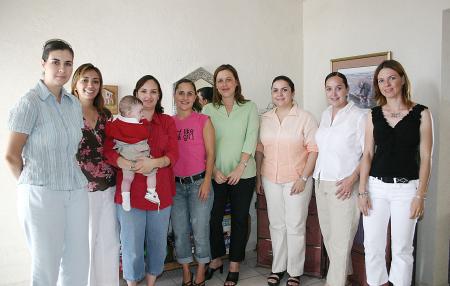 Marlena de López, Meme de Lazaga, Rocío de Villarreal, María Elena De Sáenz, Ana Cecy de Zugasti, Gaby de Ramos y Lorena de Martínez, le organizaron una fiesta de canastilla a Ana Cristina Cantú de Ruiz.