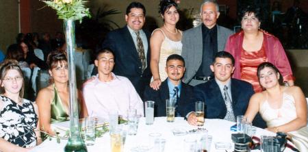 Uvaldo, Gaby, María, Raquel, Karina, Manuel y otros familiares que llegaron desde Acuña para felicitar a los novios.