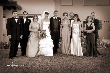 Los felices novio, Gaby Barrón y Víctor Moreno en su boda, acompañados por un grupo de familiares.