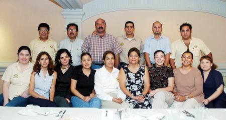 María Elena Duarte disfrutó  de un convivio organizado por sus compañeras de oficina, quienes le desearon la mejor de las suertes, ya que se irá al extranjero.