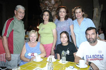 Mathew Maas, Ana Maas, Alma Díaz de Maas, Carolina de Ocón, Wendy Samaniego, Nora Díaz de Valdemar y Miguel Valdemar, en un grato convivio.