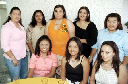 Sinceras felicitaciones recibió Lorena Martínez García de sus amigas, en la despedida de soltera que le ofrecieron recientemente.