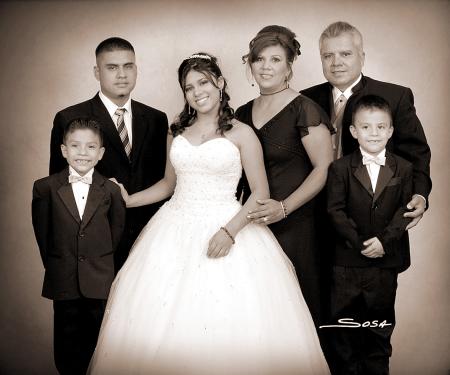 Srita. Ana Marlén Frausto de los Santos, en una foto de estudio con motivo de sus quince años, acompañada de sus familia.