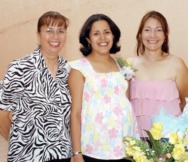 Goretti Maya de Alcalá en compañía de Martha Alvarado y Rocío Alcalá de Rodríguez.