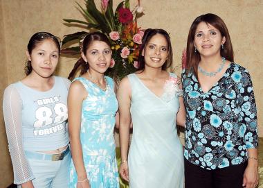 Rocío Elizabeth Muñoz López, captada en su despedida con sus primas Diana López, Laura López y Gaby López.