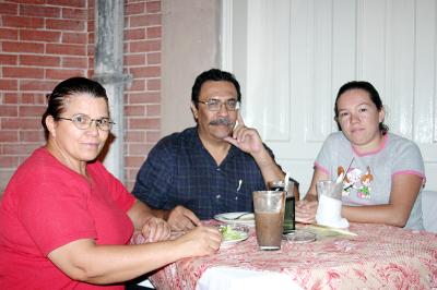 Gerardo Hernández del Río, Leticia Castro de Hernández y Ana Isabel Hernández Castro.