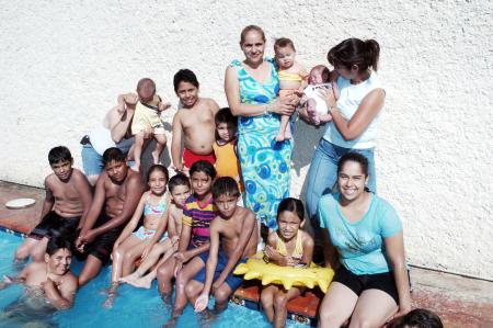 Alejandro y Valeria Castro Escobedo festejaron su cumpleaños, con un divertido convivio en compañía de sus amiguitos.