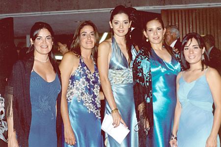 Cecilia Ortiz, Marisol Ortiz, Nina Flores, Alina Garza y otra amiga, en pasada recepción de boda.