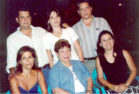 Gloria Valdés de López con sus hijos Ernesto, María, Enrique, Rebeca y Gloria López Valdés, en pasada reunión familiar.