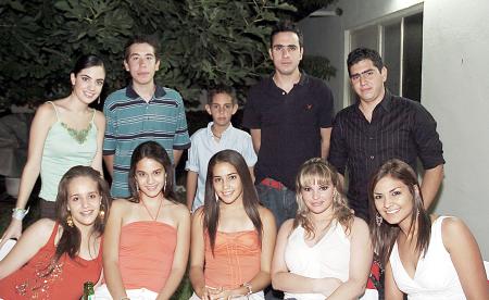 02 de agosto 2005
Lucy, Daniela, Mariana, Regina, Pamela, Any, Rodrigo, Diego, Manolo y Beto Díaz de León.