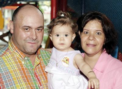 La pequeña Norah Marlene Uriarte Cortés junto a sus papás.