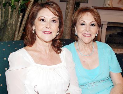 Mely González de Rodríguez y Nancy González de Kuri.