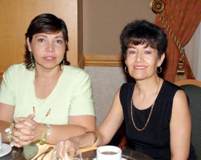 Norma y Betty de García de Alba.