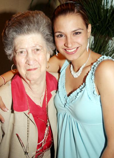 Señora María del Rosario Madero de García de Alba con su nieta Ana Rosa.