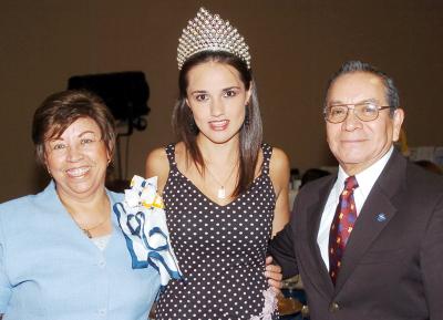 05 de agosto 2005
Nora González, reina saliente de la Feria de Torreón, acompañada de los señores Javier Ruiz y Jose Ávila de Ruiz.