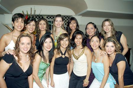 j Cristina junto a Laura, Silvia, Andrea, Gaby, Laura, Cristy, Lucy, Minna, Aris, Karla, Malú y Aurora.