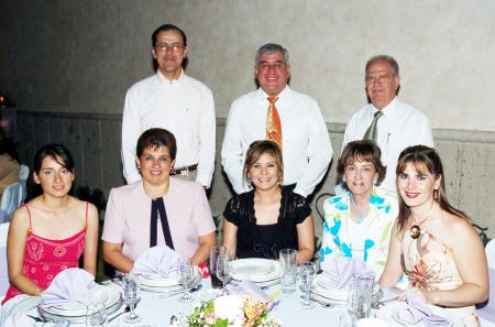 04 de agosto 2005
Diana Ibarra, Nora y Arturo González, Laura y Rafael Díaz de León, Lety y Carlos Leal y Lucía Leal Ancira, en reciente festejo.