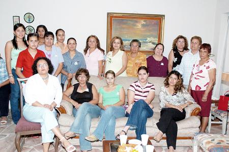 Con una tierna fiesta de canastilla, celebraron el cercano nacimiento del bebé que espera Rosario Chapa de Gallardo, organizada por su mamá, Rosario Quiñones.