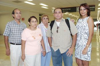 Rogelio viajó a Tijuana y fue despedido por Irene, Rogelio, Mary y Maru.