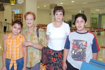 Consuelo López, Montserrat, Esteban y Pilar Cano viajaron al DF.