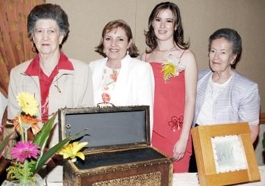 Ángela García de Alba con su mamá, María Esther Hiriart de García de Alba y por sus abuelitas, María del Rosario y María Esther.