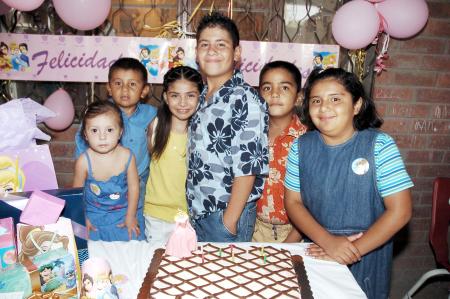 Magaly Izabella Pérez Navarro acompañada por amigos, en su convivio de cumpleaños.