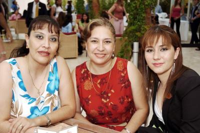 Leticia y Cecilia Garay del Valle y Thais Prieto.