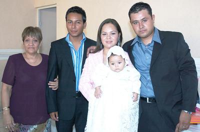 La pequeña  Ana Regina junto a sus padres, Alfonso Adame y Adriana Juárez Adame, y sus padrinos, Jorge Cruz y Rosalinda Álvarez.