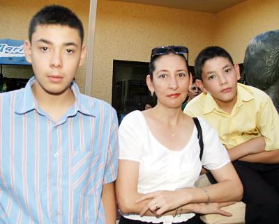 José Gerardo Miranda, Leticia Estrada y Alan Miranda.