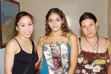 Sara, Elena González y Monse Ruiz, en reciente festejo.