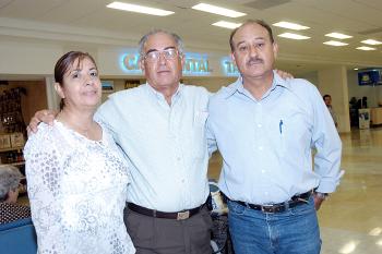 07 de agosto 2005
Teodoro Echeverría, María de los Ángeles Flores y Adán Echeverría, viajaron a Mexicali.