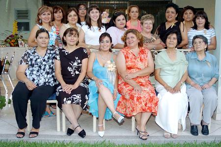 Familiares y amigos felicitaron a Socorro Ponce con motivo de su cercano enlace, en la fiesta de despedida que le ofrecieron hace unos días.