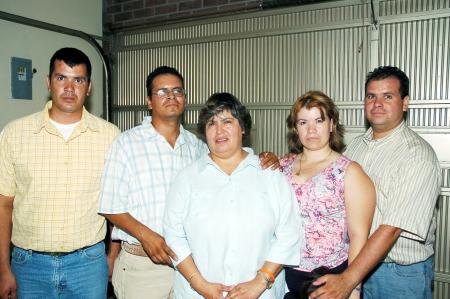 María Elena Mejía de macías con sus hijos Armando, Juanita, Jesús y Jorge Alejandro Macías Mejía, en su fiesta de cumpleaños.