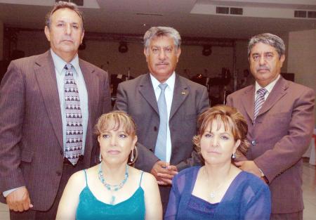 Rodrigo Guerrero, Alfredo, María de Jesús y Rita Yáñez Aróstegui, acompañaron a la feliz pareja.