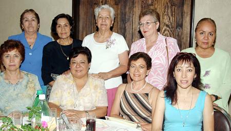 Rosa María Valdepeñas de Jáquez, Lupita Cortinas, Norma Cardona, Cony Plata de Carrillo, Laura de Guerra, Licha de Montenegro, Amparo de Castro y Velia de Martínez, acompñan a la homanajeada.