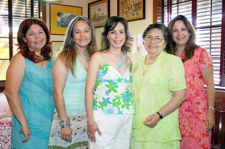 Mayra Angélica Rodríguez de Rivera disfrutó de una fiesta de canastilla que le organizaron su mamá, Ana María Solís de Rodríguez y sus hermanas.