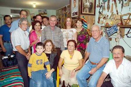 Grupos de amigos cubanos y laguneros que festejó el cumpleaños de Pedro.