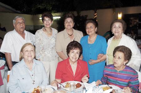 Mary Rocha, Flavia Anzures, Lupita Anzures, Martha Anzures, Concepción de Arias, Tere de Borrego y Esperanza de Martínez, en una agradable reunión.