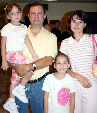 Mauricio Cantú y Sandy de Cantú, con sus hijas Sofía y Andrea.