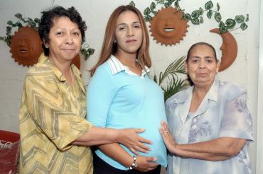 Gloria Aguilar de Naffarrate disfrutó de una fiesta de regalos para el bebé que espera, organizada por su mamá, Gloria Tiscañero y su suegra, Soledad Parra.