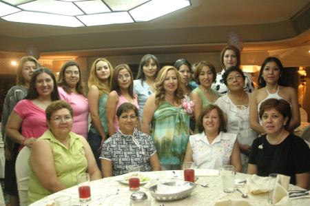 Rocío Benítez de Ochoa acompañada por un grupo de familiares y amigas, en el festejo de canastilla que le ofrecieron en honor del bebé que espera.