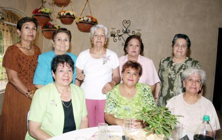 Doña María Álvarez Díaz con sus amigas Rosa María Valdepeñas, Lupita Cortinas, Norma Cardona, Cony Plata y otras más.