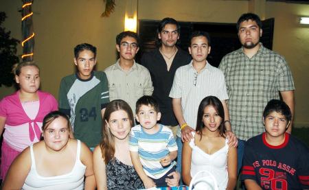 09 de agosto 2005
Rodrigo Rangel, Natalia García, Mariana Anzures, Sebastián Buruaga, Manuel Vásquez, Óscar Vásquez, Angelina Anzures, Guillermo Sánchez, en pasado convivio.