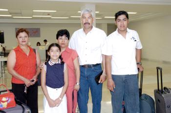 Juan Carlos, San Juana, Carlos y Karla viajaron a Zihuatanejo y los despidió Socorro.