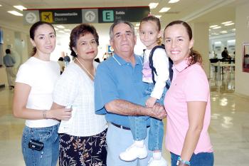 Mariana Celaya y Constanza Rodríguez, viajaron a la Ciudad de México y fueron despedidas por Carmina, Isadora y Antonio Celaya.