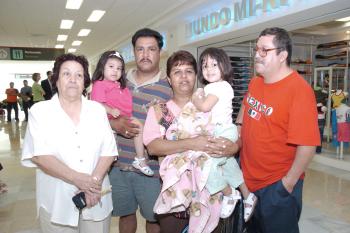 Jesús Bernal, Socorro Zárate y Daniela Bernal viajaron a Tijuana, y los despidió Beny Bernal, Miguel y Michel Olvera.