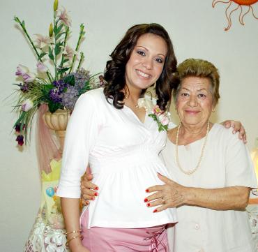 Ana Karla Baranda de Backmann en compañía de su abuelita Hortensia Chavira de Baranda, en la fiesta de canastilla que le ofrecieron recientemente al bebé que espera.