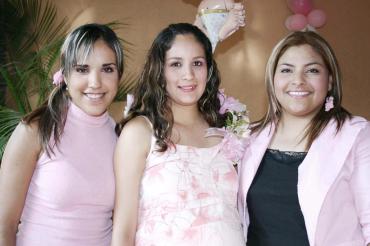 Janeth Saucedo de García junto a las anfitrionas de su fiesta de canastilla, Grettel Villegas y Liliana García Segovia.