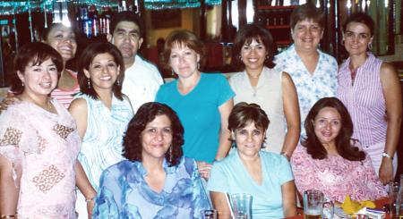 10 de agosto 2005
Rocío, Pilar, Estelita, Tensy, Cristy, Victoriano, Pily, Julieta, Nancy, y otros amigos, captados en festejo.